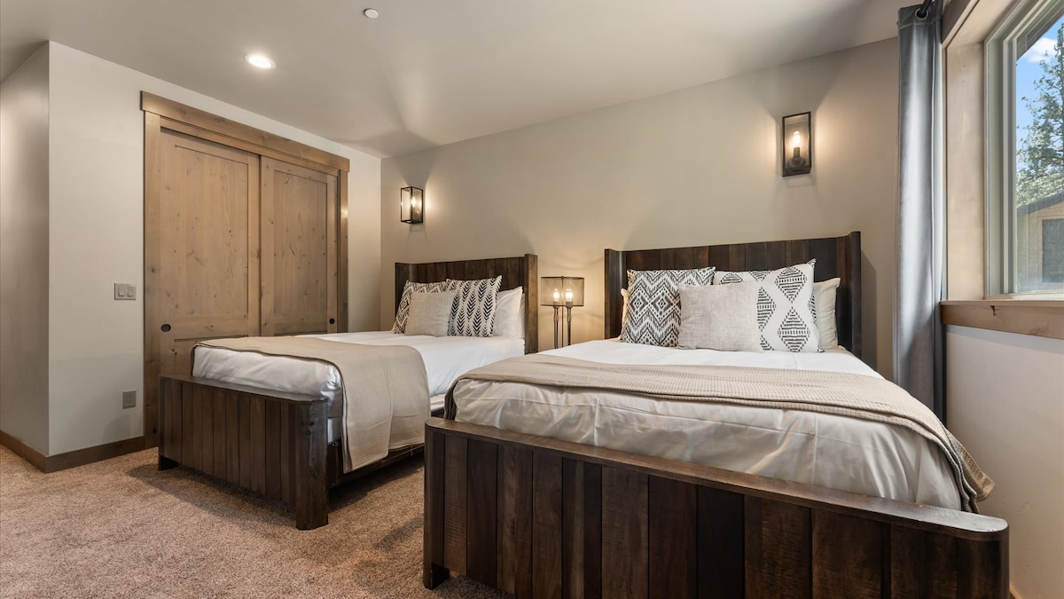 Habitación 207: planta principal, dos camas tamaño queen, baño en suite, armario, ventana grande con luz natural