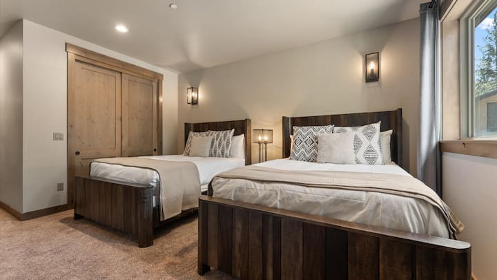 Kamar 207: Lantai utama, dua tempat tidur queen, kamar mandi dalam, lemari pakaian, jendela besar dengan cahaya alami.