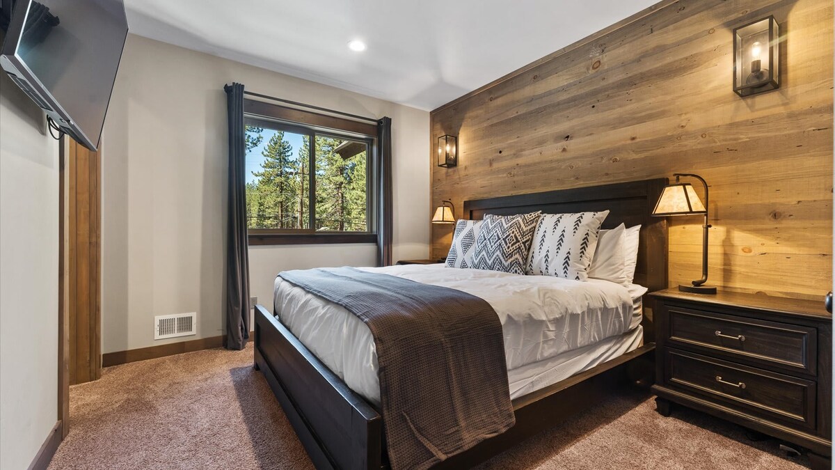 Habitación 204: planta principal, cama tamaño king, baño privado, vistas al bosque, televisor inteligente, pared decorada con madera rústica