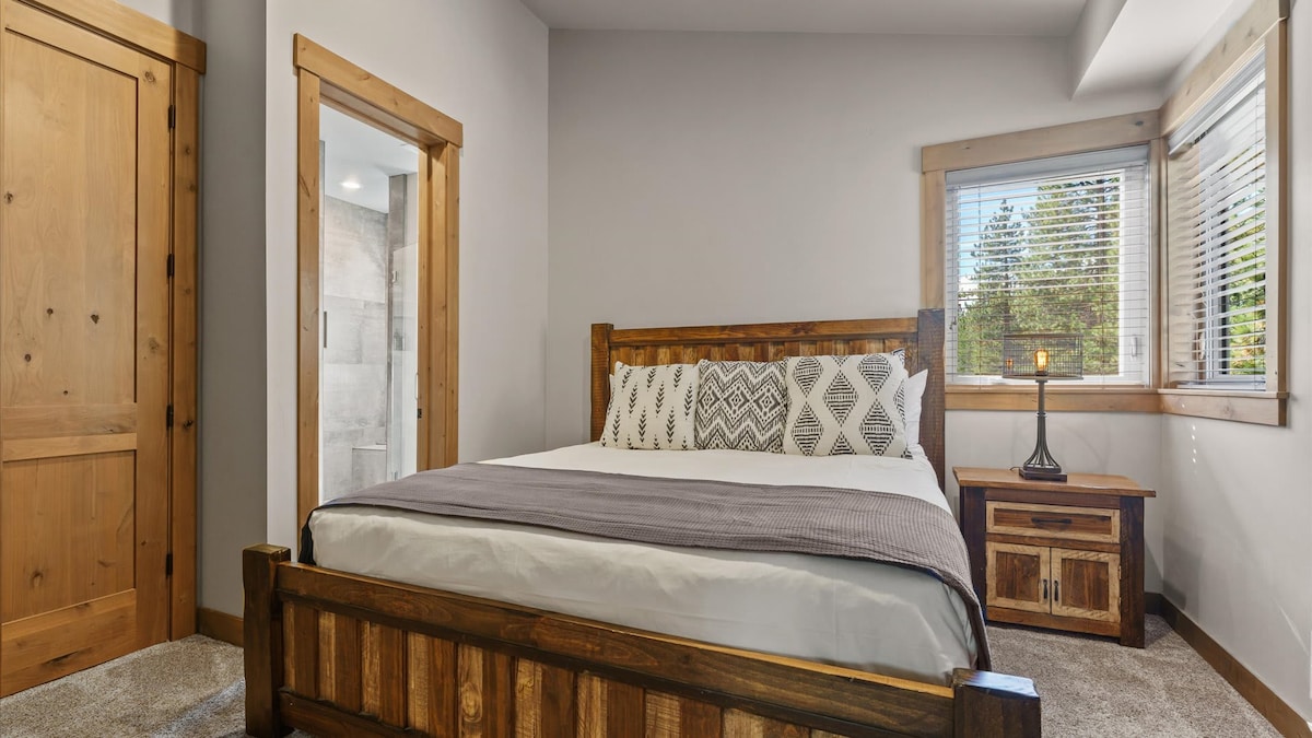 Habitación 301: planta superior, cama tamaño queen, baño privado, grandes ventanales de esquina, muebles de madera rústica, iluminación moderna