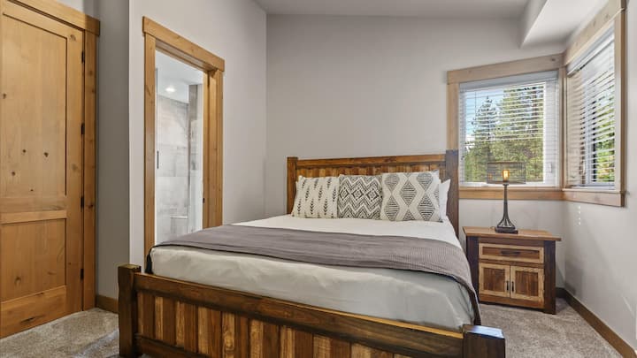 Kamar 301: Lantai atas, tempat tidur queen, kamar mandi dalam, jendela sudut besar, perabot kayu pedesaan, perlengkapan pencahayaan modern.