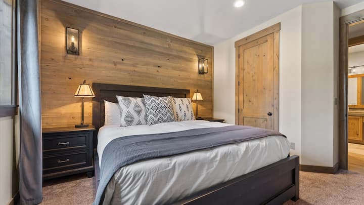 Kamar 205: Lantai utama, tempat tidur king, kamar mandi dalam, dinding aksen kayu, pencahayaan nyaman, Smart TV 