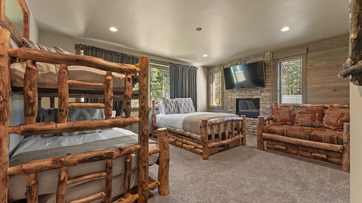 Kamar 208: Lantai utama, tempat tidur queen, tempat tidur twin-over-twin dengan trundle, kamar mandi dalam, perapian gas, Smart TV, furnitur kayu rustik