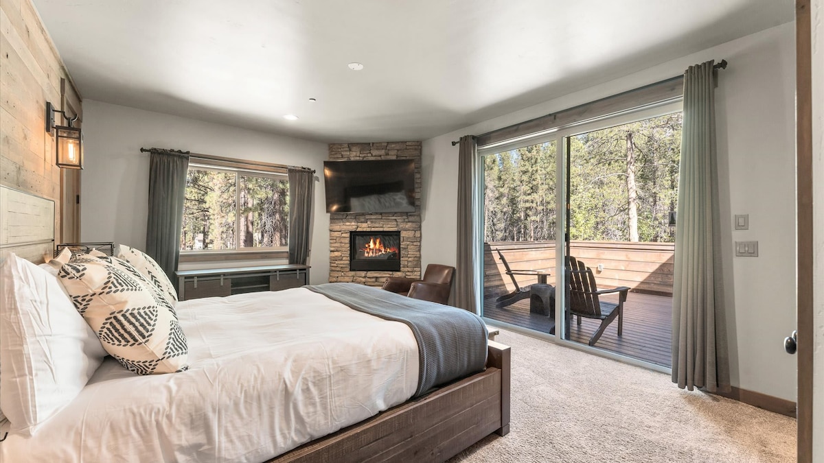 Habitación 202: planta principal, cama tamaño king, patio privado, chimenea de gas