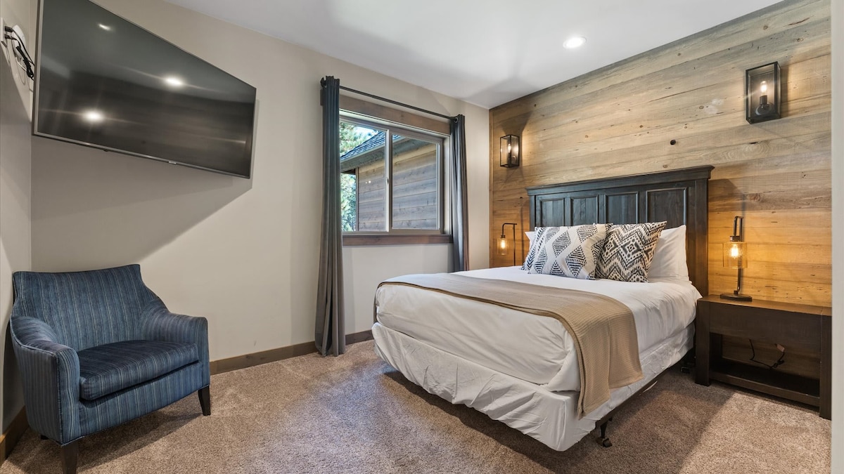 Habitación 206: planta principal, cama tamaño queen, baño privado, televisor inteligente, silla decorativa, pared decorativa de madera, iluminación acogedora