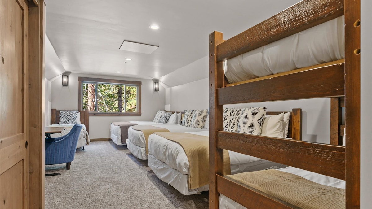 Habitación 302: 1 cama tamaño king, 2 camas tamaño queen, 1 cama doble, 1 litera (cama doble sobre cama doble)