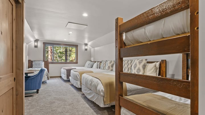 Kamar 302: 1 King, 2 Queen, 1 Twin, 1 Bunk (tempat tidur twin over twin).