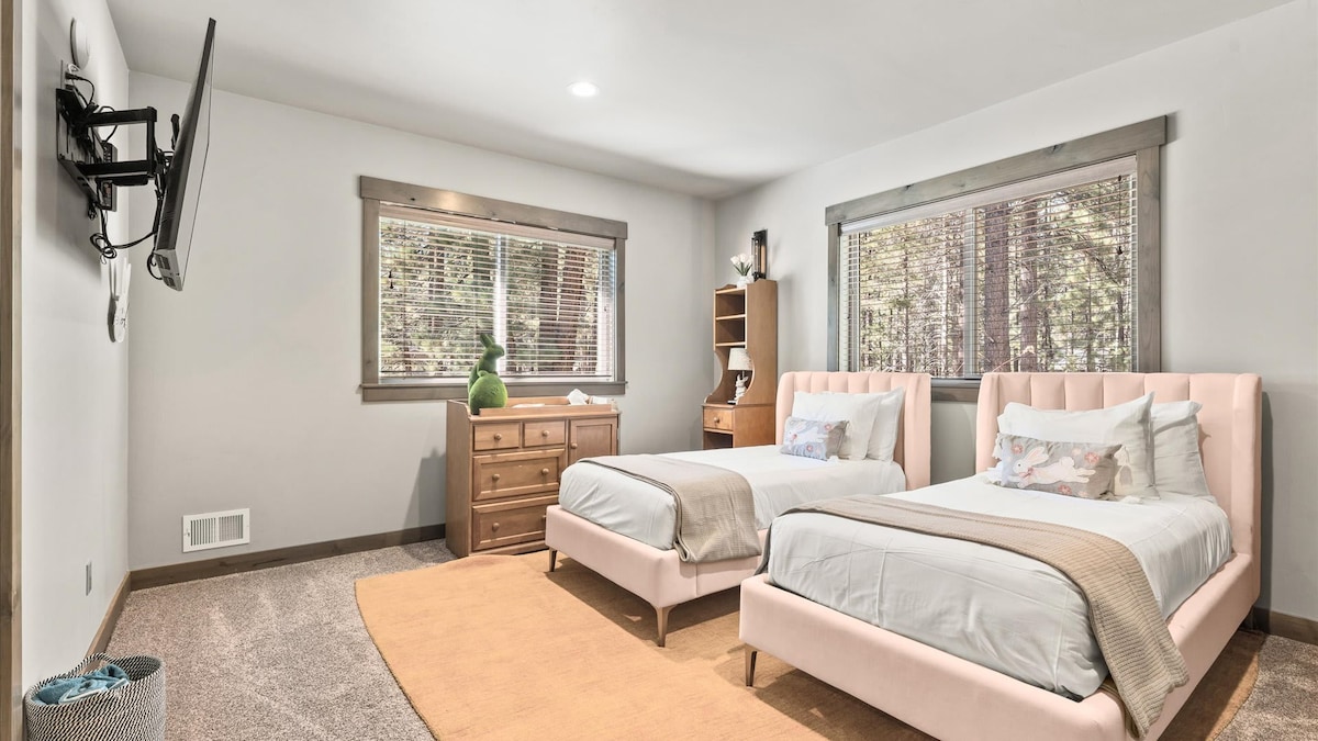 Habitación 201: planta principal, 2 camas individuales, sofá de dos plazas, cambiador, armario y vestidor.