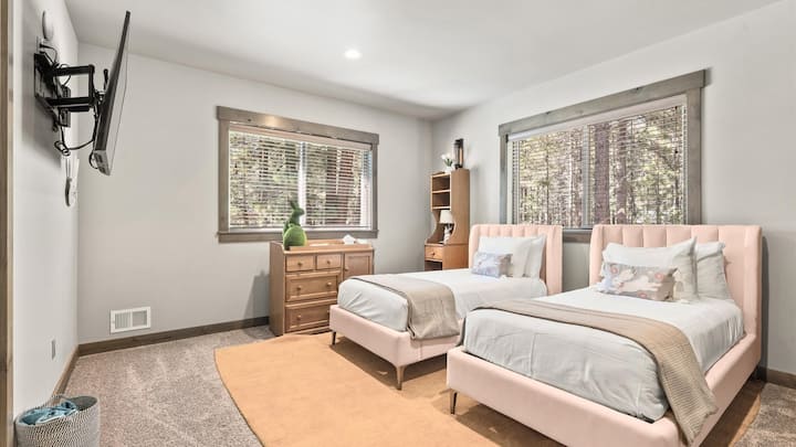 Kamar 201: Lantai utama, 2 tempat tidur twin, sofa loveseat, meja ganti, lemari, dan laci.