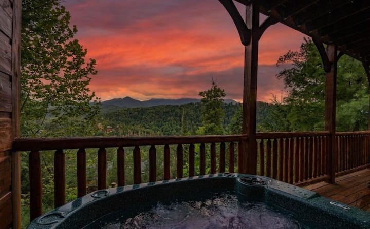3 Bedroom Smoky Mountain Retreat Just 2 Miles - Gatlinburg, TN