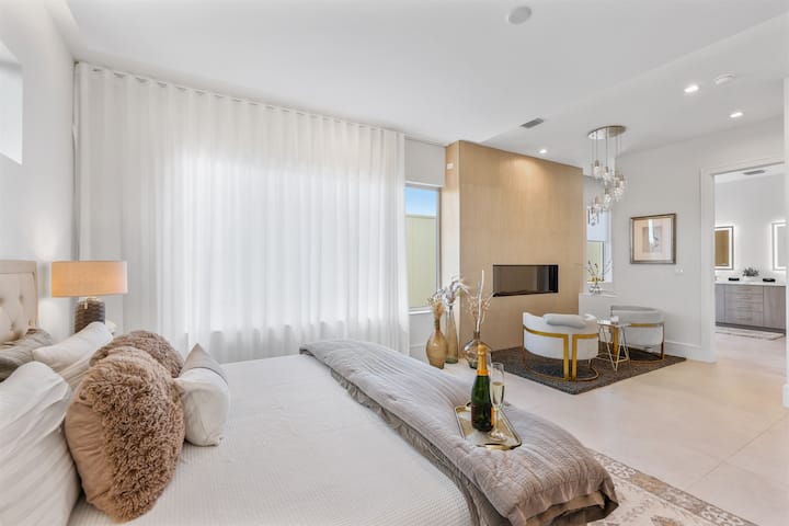 Suite principal en la planta superior: chimenea, vestidor, baño de lujo y televisor inteligente de 65" para una comodidad indulgente.