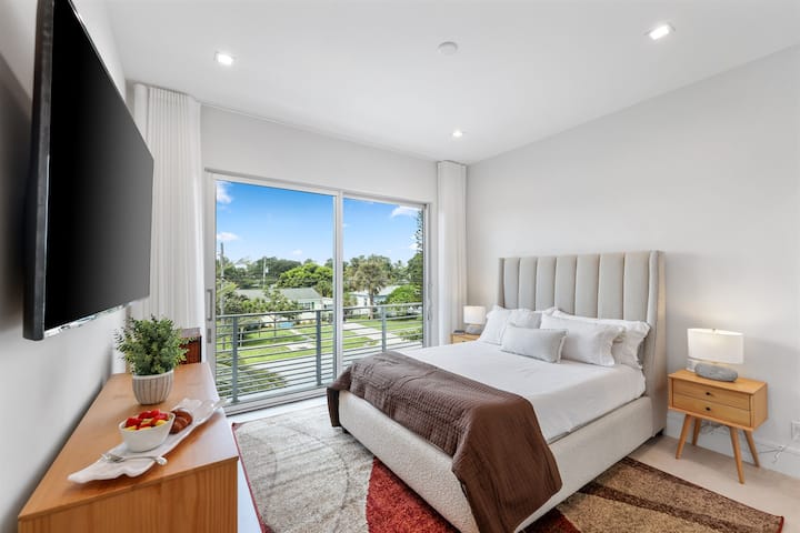 cama tamaño queen, balcón privado, baño privado y amplio espacio en el armario.