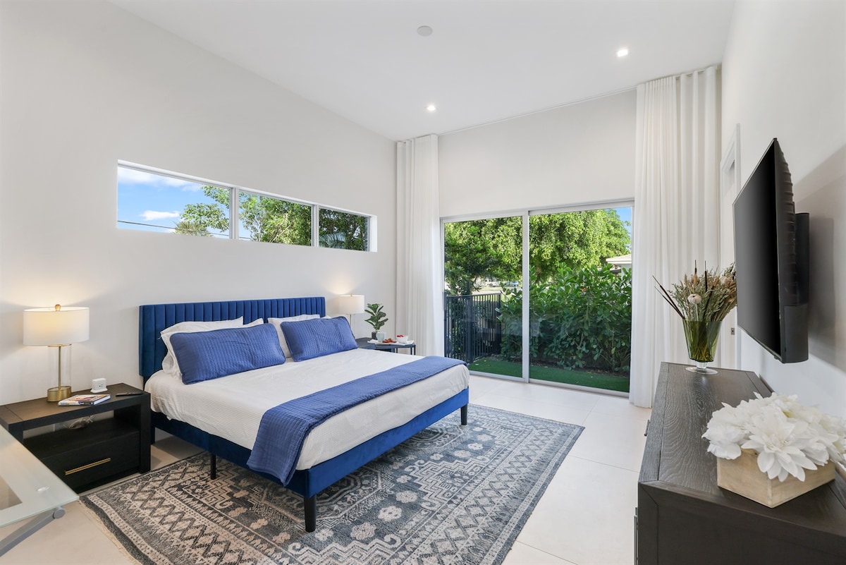 Pagrindinio aukšto apartamentai – karališko dydžio lova, privatus baseinas, 65 colių išmanusis televizorius ir SPA stiliaus vonia.