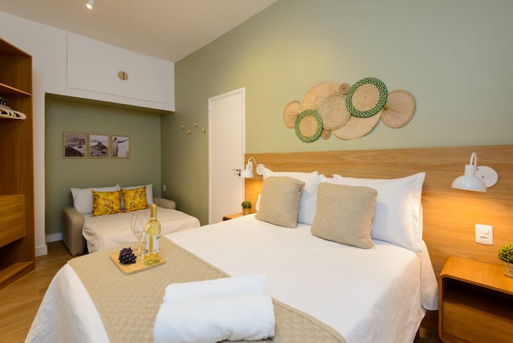 Okruženje pripremljeno za vaše dobrobiti, s bračnim krevetom, klima uređajem i ugodnim uređenjem.