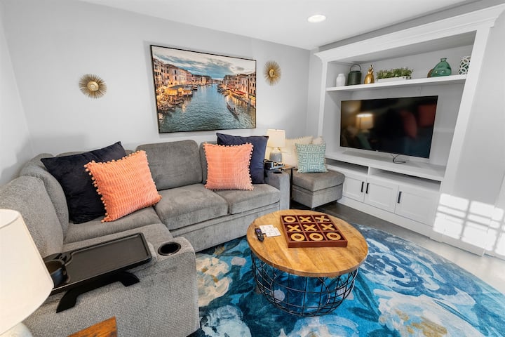 Cozy Basement Suite – Hot Tub & Backyard Oasis - Portland, OR