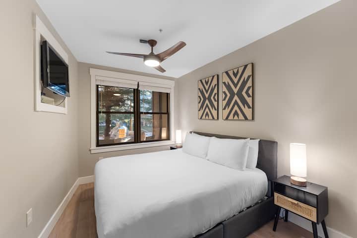 Dhoma e gjumit ka një krevat dopio "king" me çarçafë cilësorë dhe një televizor. 