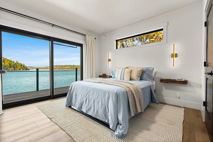 Gezellige verfijning — een rustgevende gastenruimte ontworpen met warme texturen, zacht beddengoed en een rustig uitzicht op het bos.