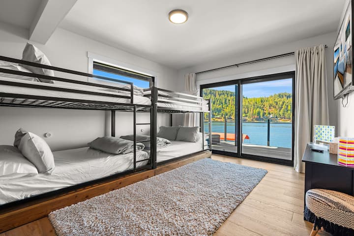 Het perfecte hoekje voor kinderen of vrienden — ingebouwde stapelbedden en speelse details waardoor iedereen zich thuis voelt.