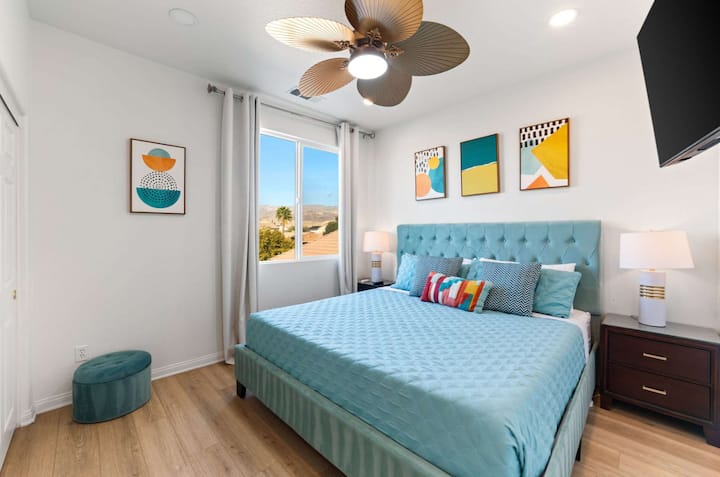 Amplio dormitorio con smart TV y luz natural