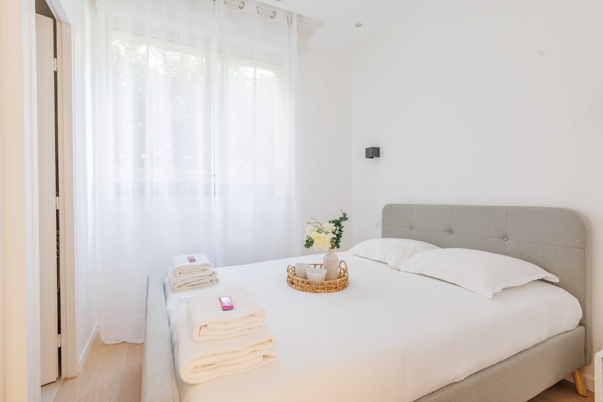 Une chambre avec un lit double.