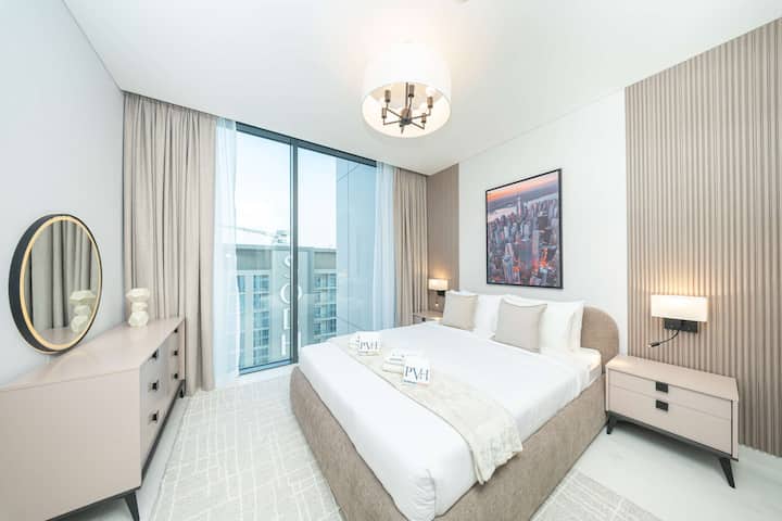 Chumba cha kulala cha 2: Jizamishe kwenye kitanda cha kupendeza, kinachovutia chini ya mwanga laini, mapumziko yako ya kupumzika kwa usiku wa kupumzika. 