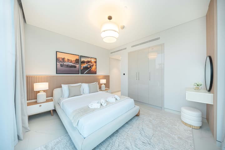 Chumba kikuu cha kulala kinakualika upumzike kwa starehe safi, kikiwa na kitanda kikubwa chenye shuka safi, kabati la nguo lililojengwa kwa ufanisi na mandhari ya kuvutia ya mkondo tulivu kupitia madirisha mapana