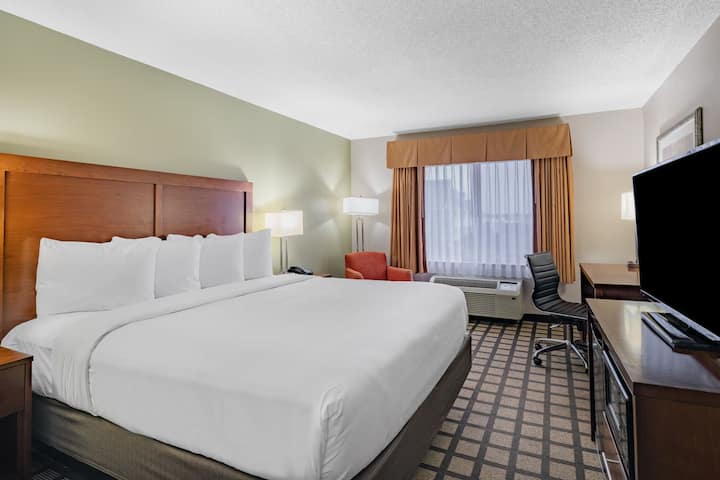1 King Bed | Baymont Gurnee | Near Six Flags - Gurnee, IL