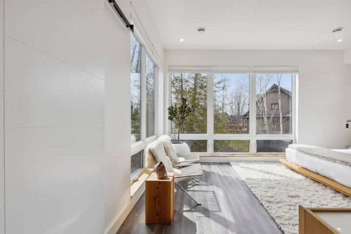 Vakna långsamt när solljuset filtreras genom golv-till-tak glas på andra våningen, primära sviten - sveper dig i lugn skogsutsikt.