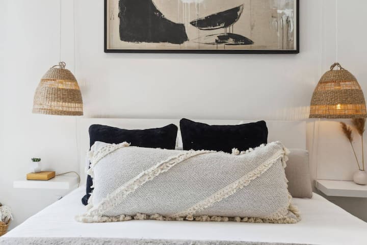 Vila under varmt vävt ljus, där textur och stillhet vaggar dig i lugn skönhet.