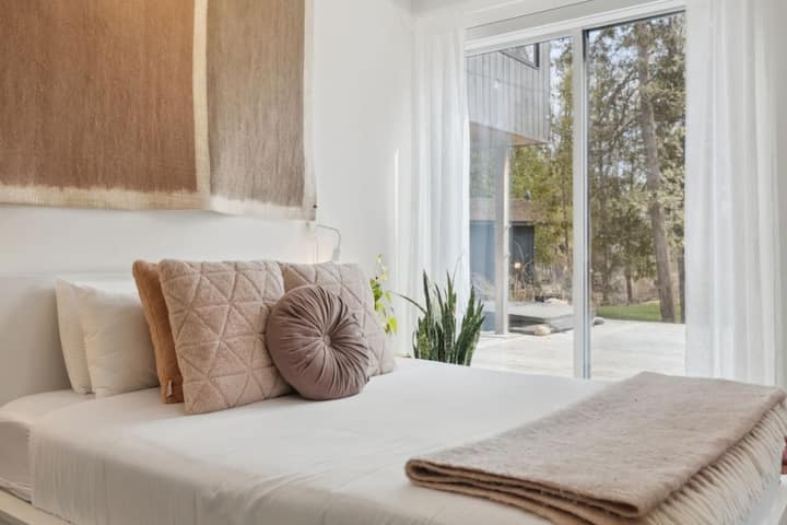 Vila i en kokong av linne och värme medan naturen sträcker sig strax bortom glaset.