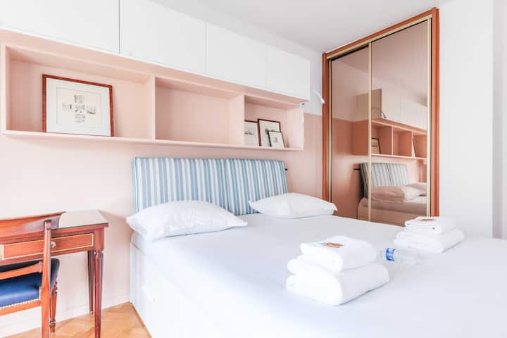 Една спална соба со брачен кревет, гардеробер, електрични ролетни