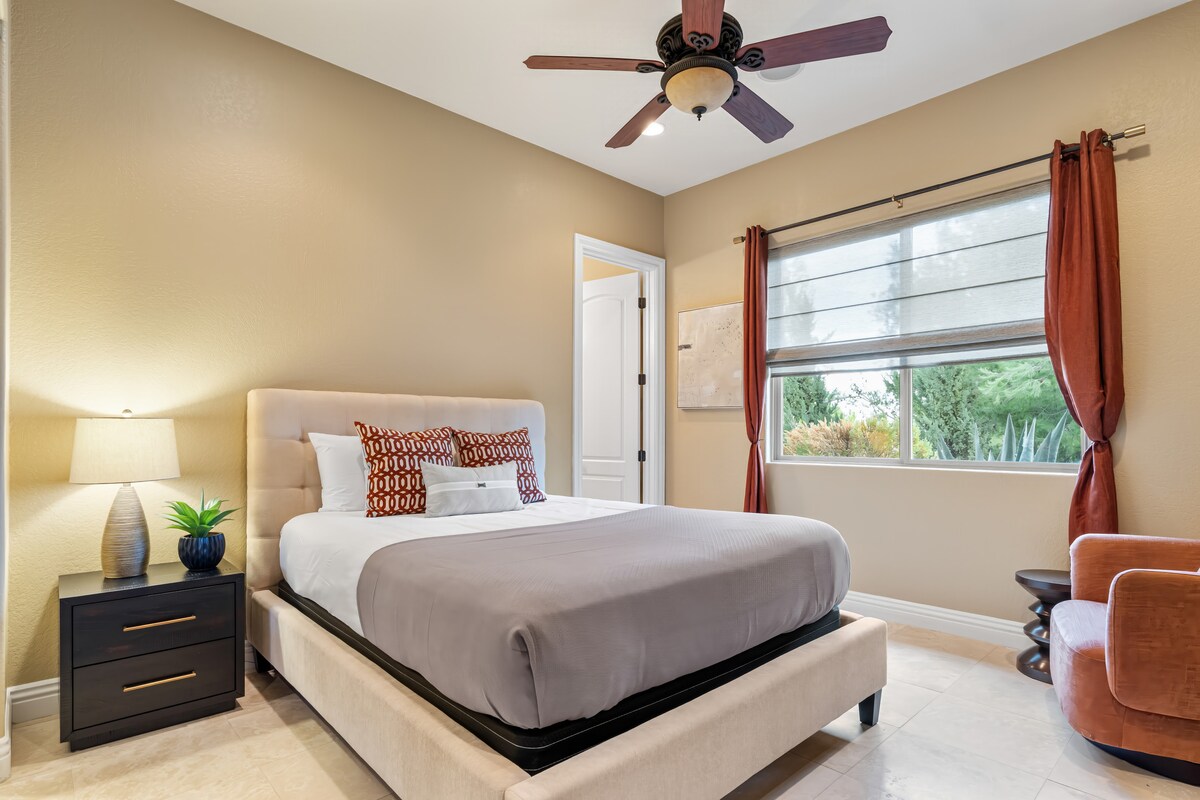 La chambre 3 dispose d'un lit double et d'une salle de bain attenante.