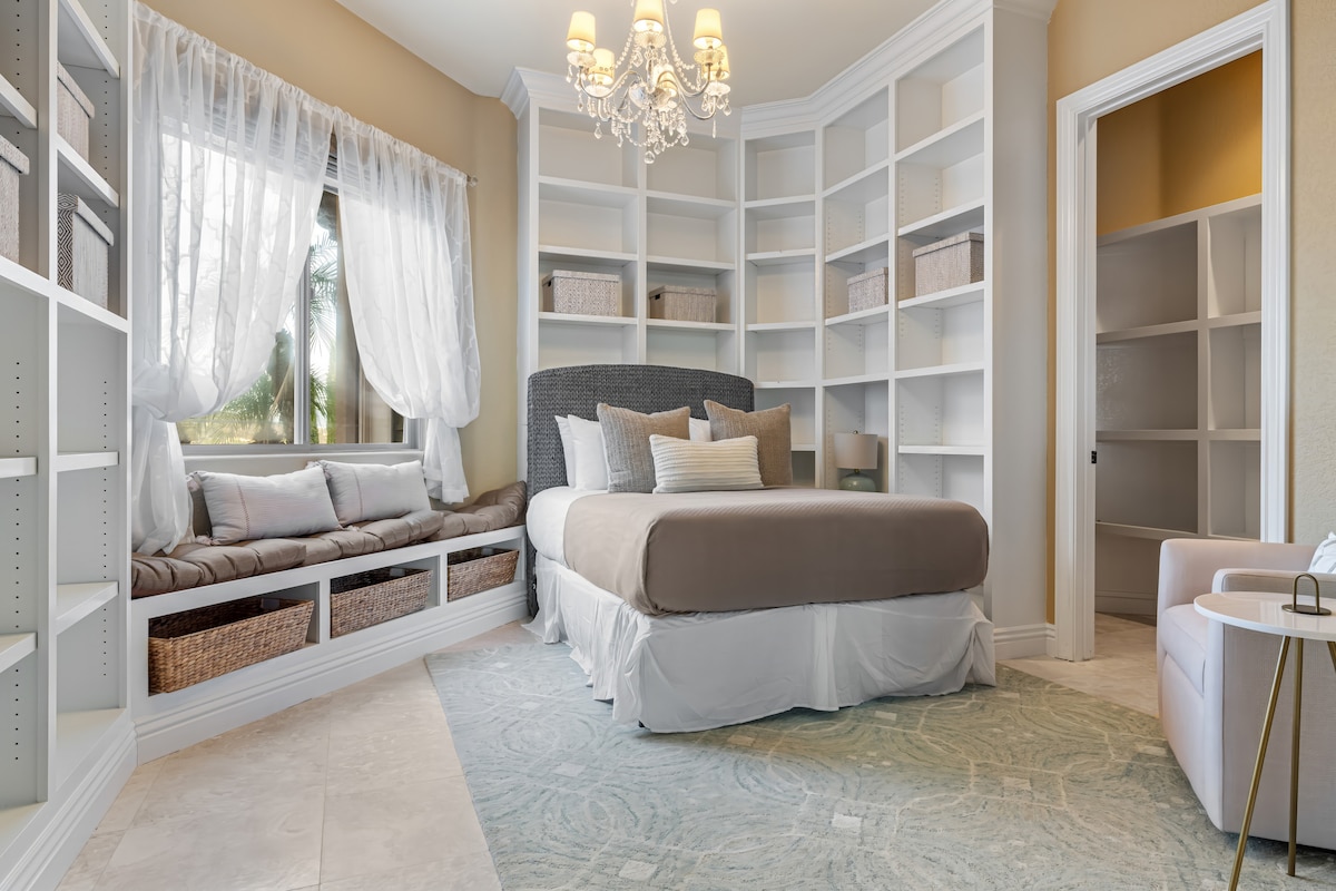 La chambre 4 dispose d'un lit double et d'une salle de bain attenante.