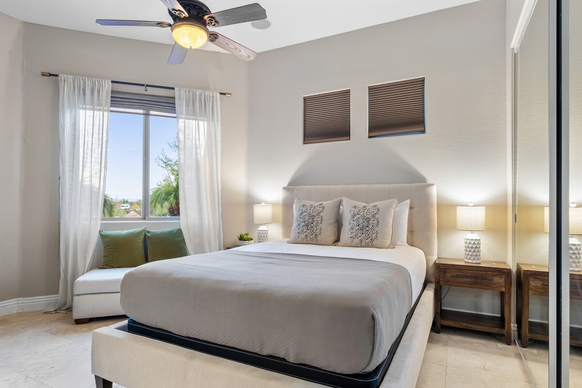 La chambre 2 dispose d'un lit complet et d'une salle de bain attenante.