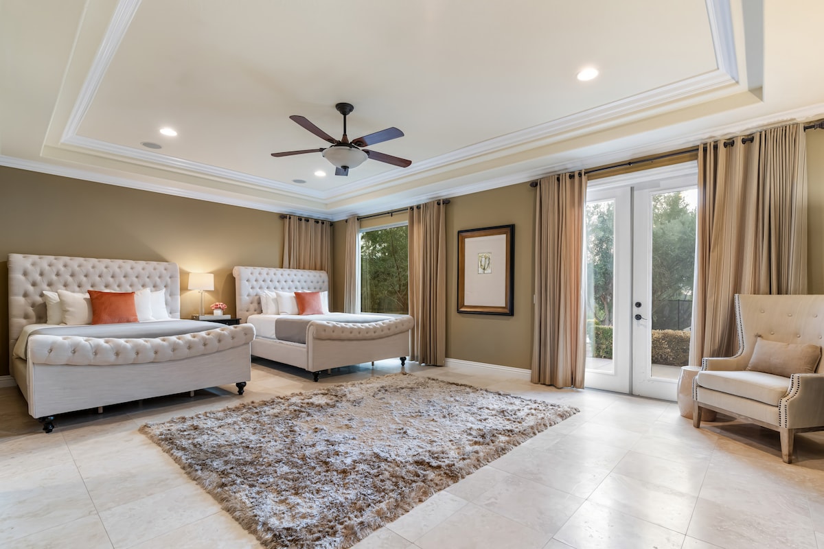 La chambre principale dispose de 2 lits queen size et d'une salle de bain attenante.