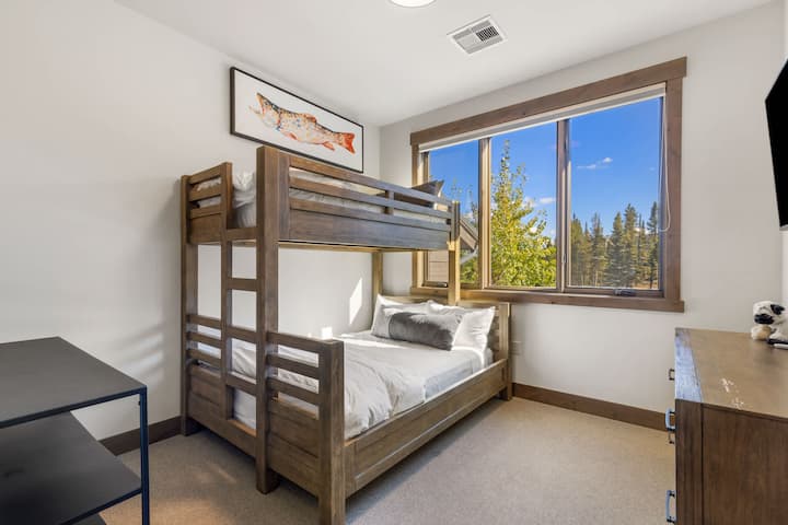 ห้องนอน 2: เตียงควีนไซส์/เตียงสองชั้น สมาร์ททีวี ตู้เสื้อผ้า