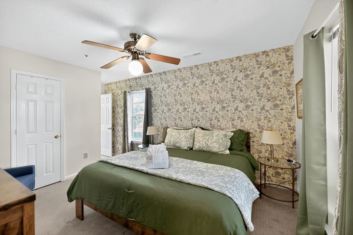 Primaire slaapkamer - kingsize bed met eigen badkamer