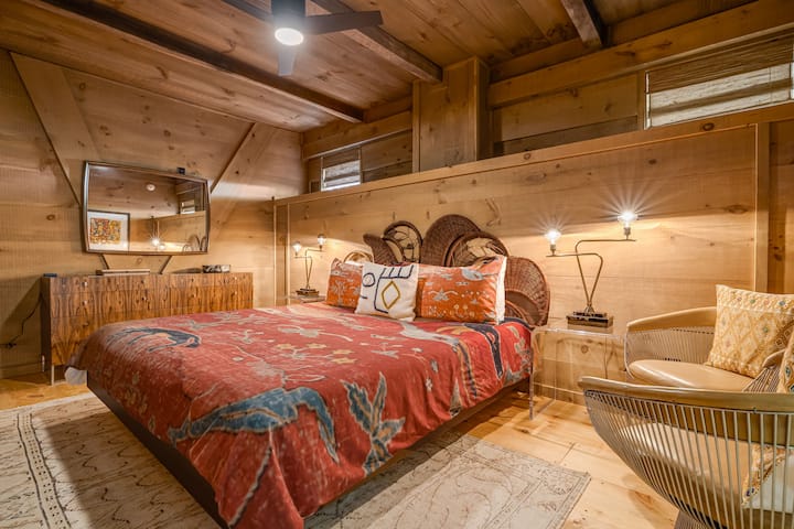 Nivel principal, dormitorio uno, cama king.