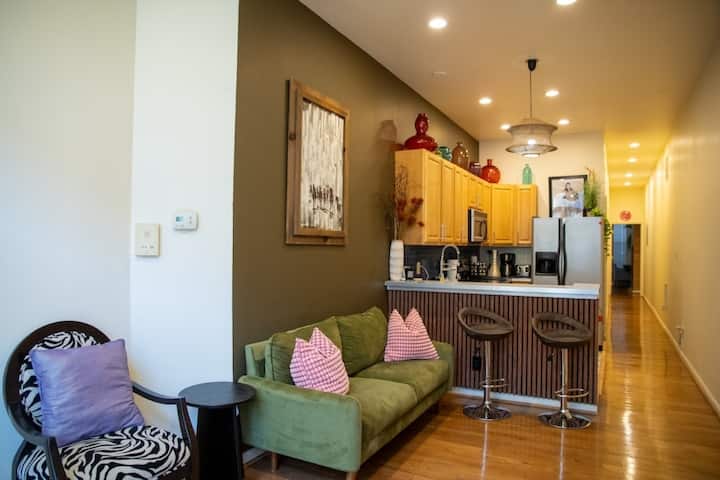 Eclectic Comfort: 2br W/ Balcony Near Mica & Jhu - Baltimore, MD