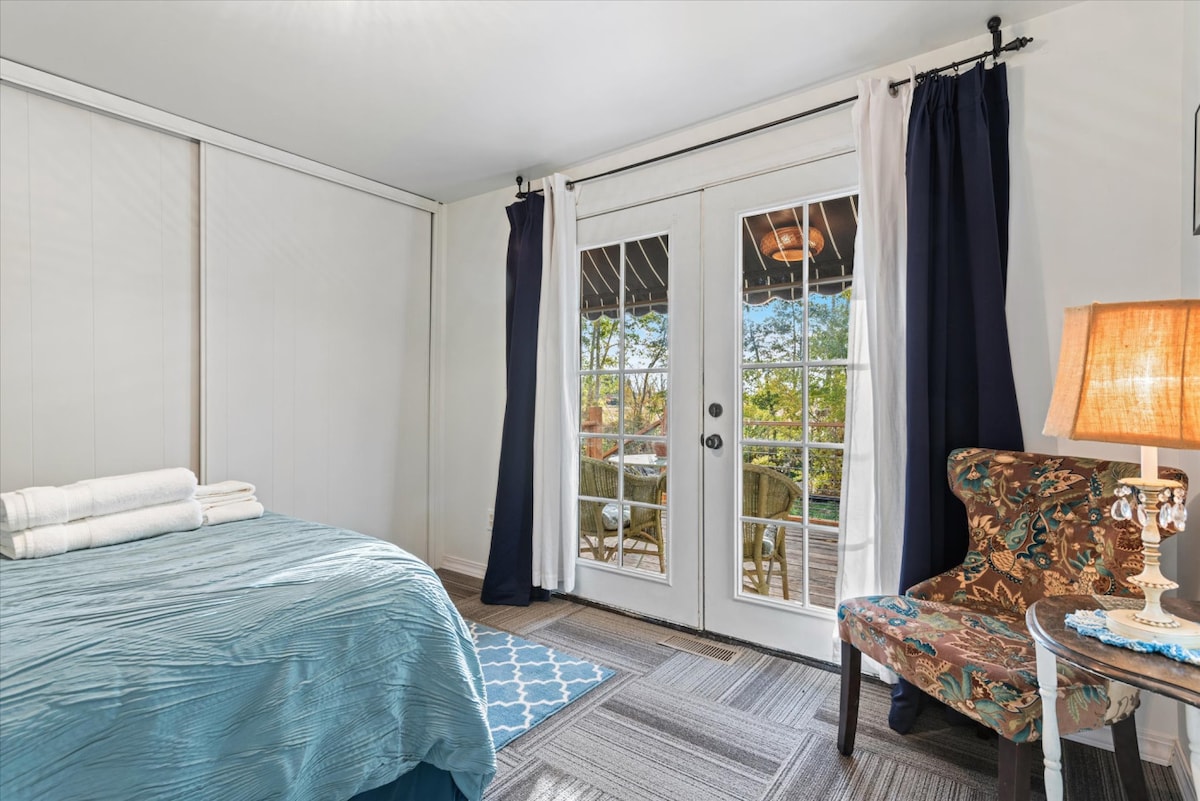 Puertas francesas que conducen desde el dormitorio principal a la terraza trasera.