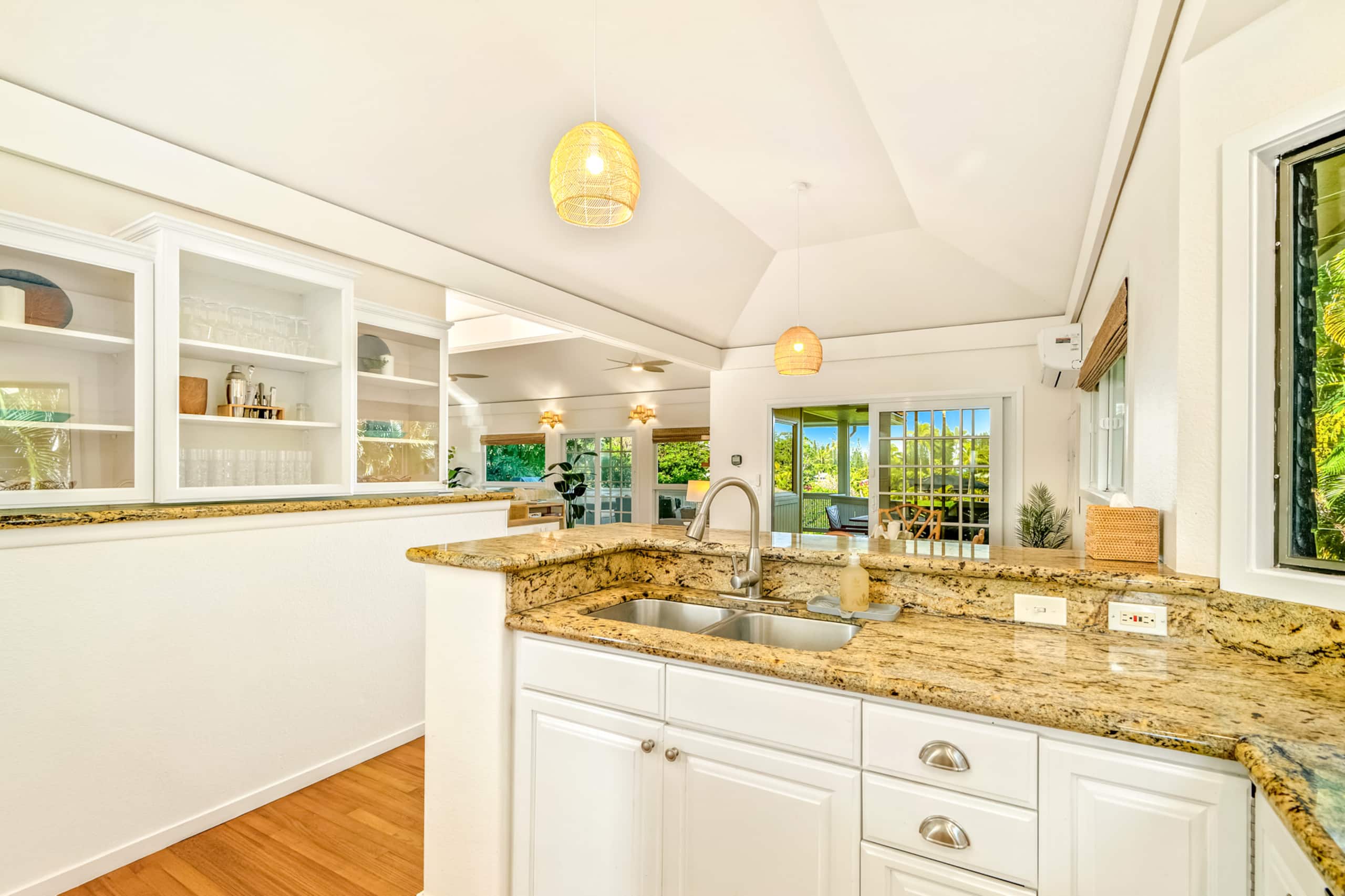 Villa in Princeville · ★5.0 · 6 bedrooms · 13 beds · 2.5 private baths - Image 16