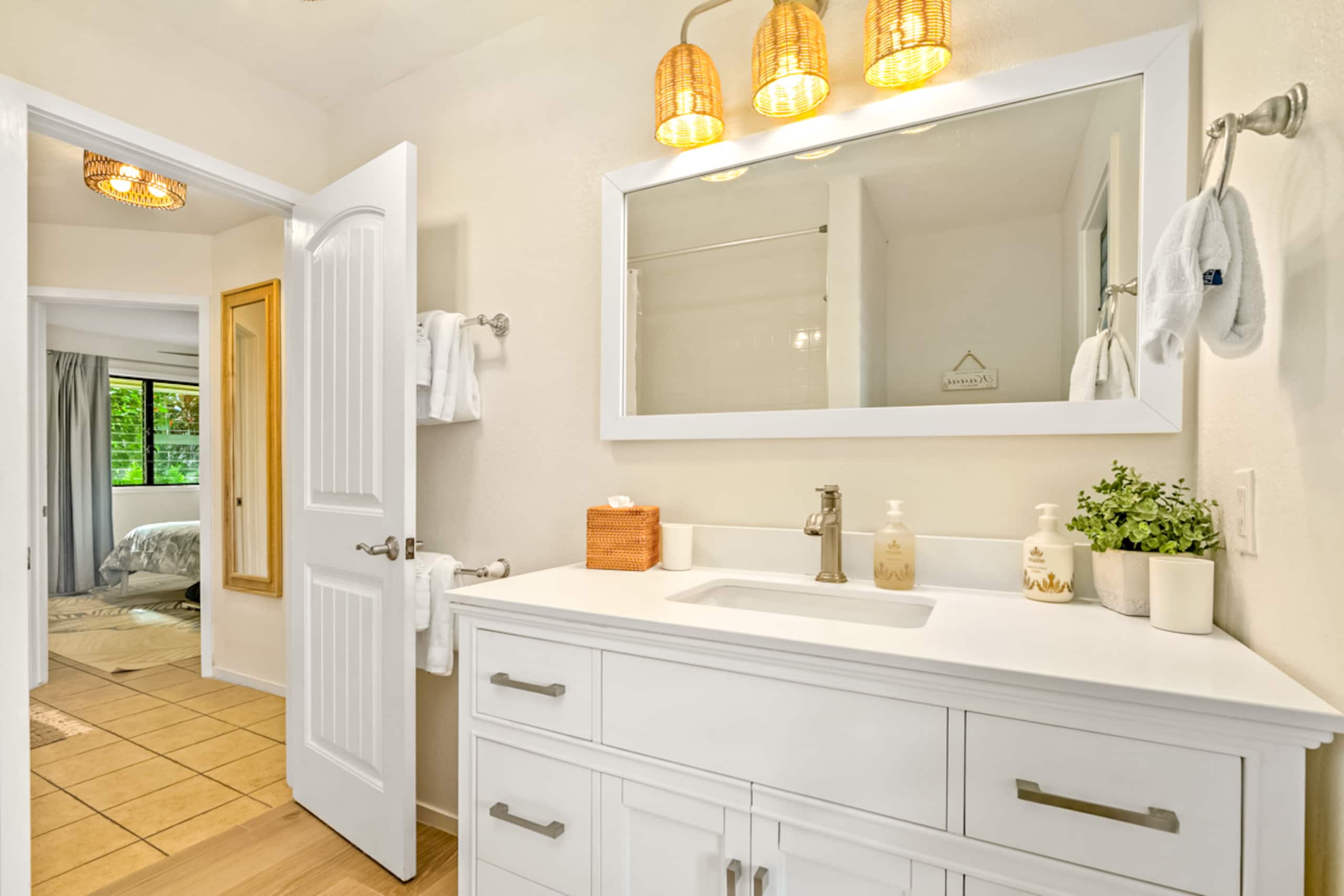 Villa in Princeville · ★5.0 · 6 bedrooms · 13 beds · 2.5 private baths - Image 39