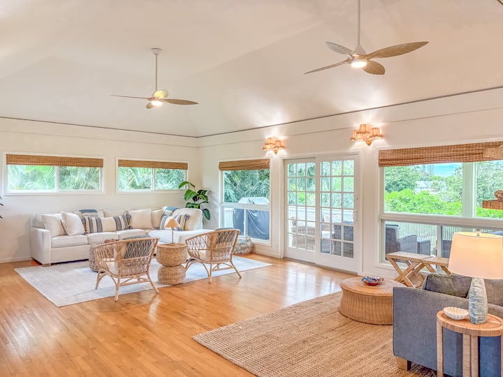 Relájate con familiares o amigos en el amplio salón de concepto abierto con vistas tropicales, aire acondicionado y techos altos.