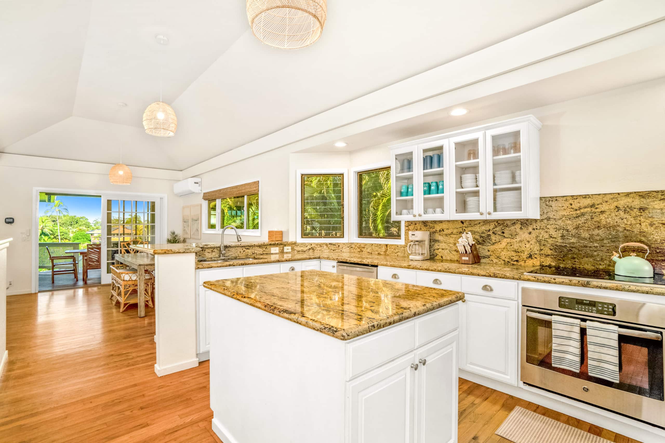 Villa in Princeville · ★5.0 · 6 bedrooms · 13 beds · 2.5 private baths - Image 15