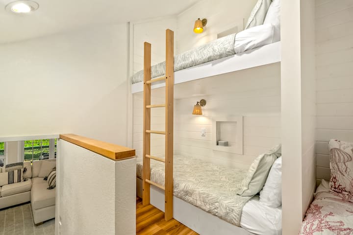 Dormitorio 6 - Loft con literas: 1 cama queen y 2 camas individuales en litera