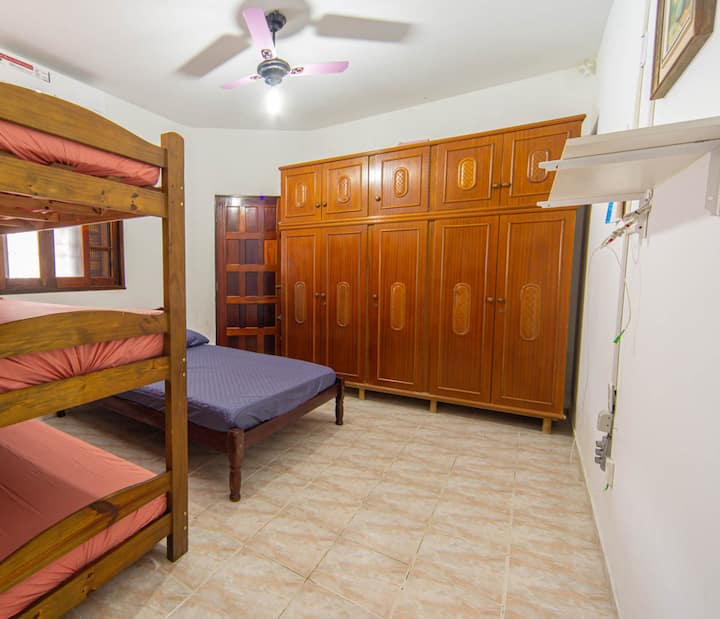 Quarto amplo e confortável, ideal para noites tranquilas e descanso absoluto
