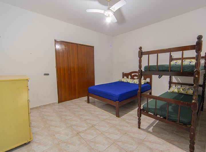 Quarto bem ventilado, garantindo noites agradáveis e clima aconchegante