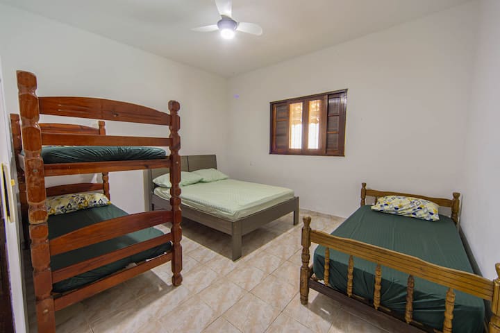 Quarto com cama e beliche, ideal para famílias e grupos que viajam juntos
