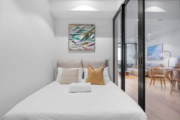 ห้องอ่านหนังสือขนาดกะทัดรัดพร้อมเตียงควีนไซส์หรูหราและที่นอนโฟมนุ่ม