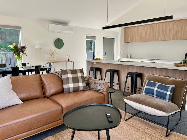 Warm Modern Retreat · Walk To Town + Breakfast - Queenstown